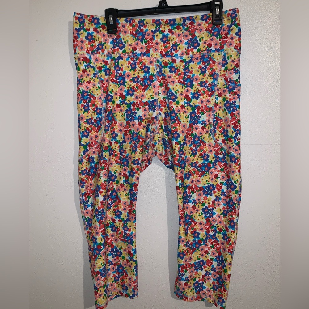 Floral Active Capri Leggings w/ Pockets